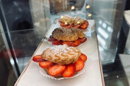 Профитроли с клубникой