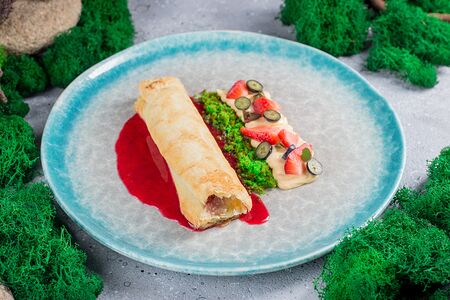 Ягодный штрудель со сливочным дипом и соусом Бузина