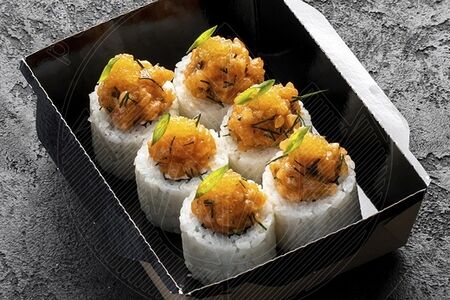 Ролл с тартаром из лосося и щучьей икрой