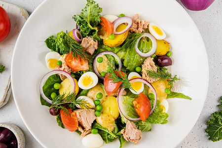 Большой Нисуаз с тунцом, картофелем, перепелиным яйцом, томатами