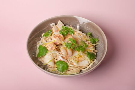 Вок лапша с креветкой, лососем и кальмаром