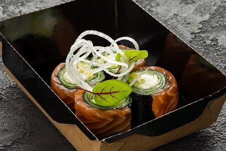 Сашими-ролл с лососем и сливочным сыром