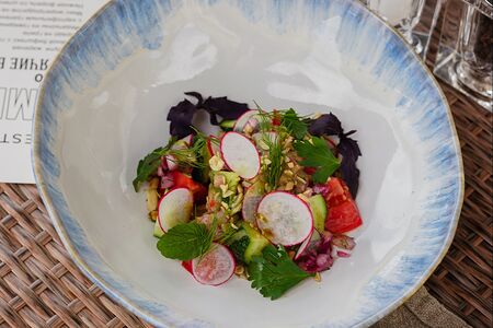 Салат овощной с редисом, кинзой и семечками