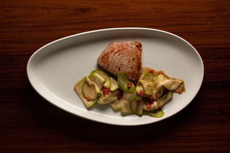 Стейк из тунца с паппарделле из кабачка