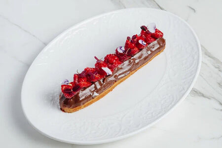 Эклер с малиной