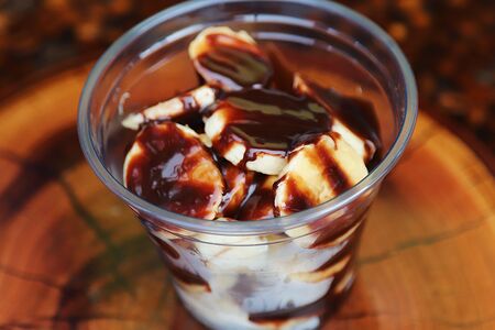 Десерт банан в шоколаде