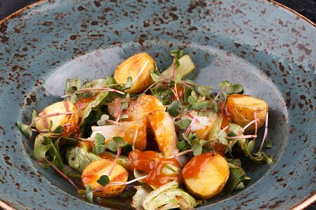 Теплый салат с говядиной