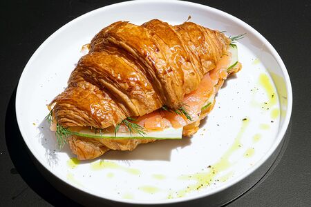 Круассан с лососем