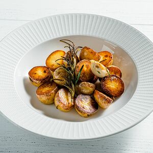 Молодой картофель с чесноком и розмарином