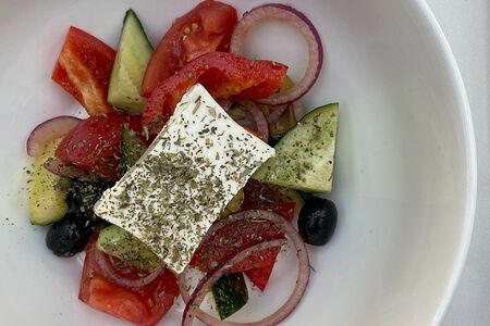 Греческий салат с фермерской брынзой