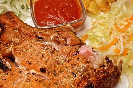 Свиная корейка на кости с гарниром