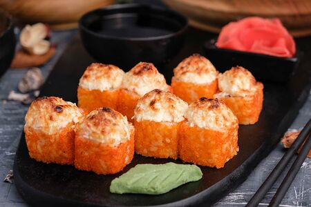 Ролл Калифорния запеченная