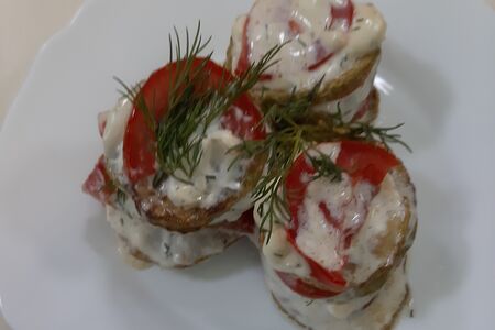 Столбики из кабачков с помидорами