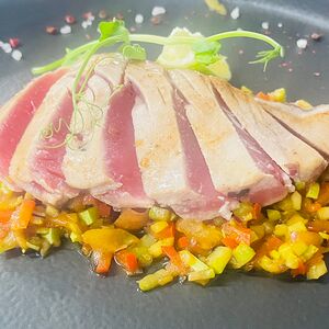 Стейк из тунца на овощном жульене