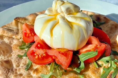 Буррата со сладкими помидорами, рукколой и фокачча из дровяной печи