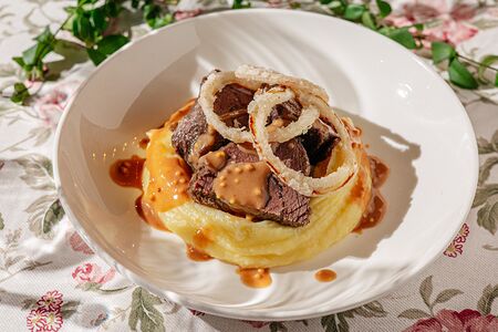 Телячьи щеки с картофельным пюре