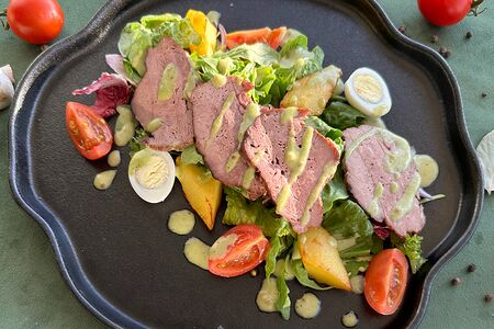 Салат с телятиной горячего копчения