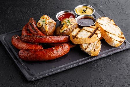 Ассорти колбасок на гриле для компании