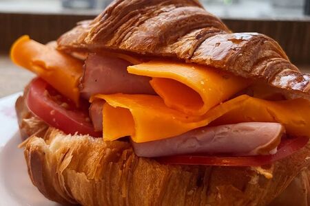2 круассана с ветчиной