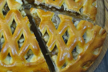 Пирог с яблоком и корицей