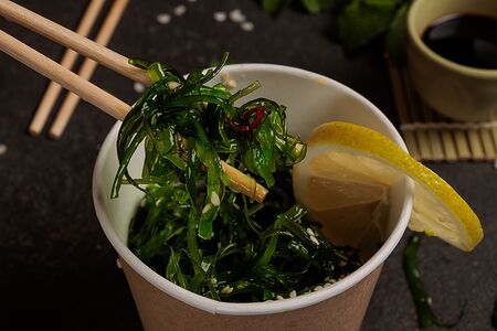 Салат Чука с ореховым соусом