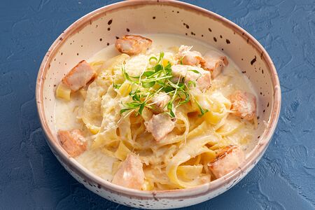 Феттуччине с лососем в сливочном соусе