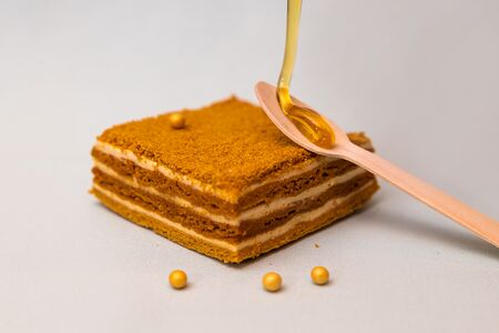 Пирожное Медовик