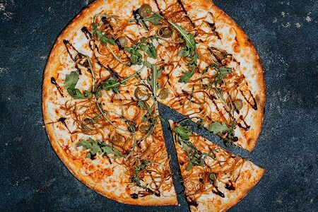 Пицца со свининой, халапеньо и оливками