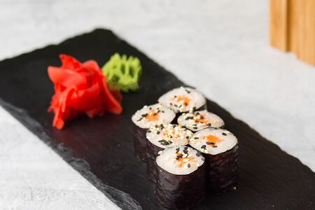 Ролл с лососем