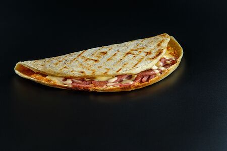 Пицца с колбасой