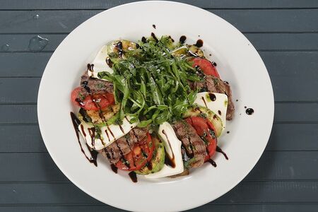 Медальоны Капрезе из говядины