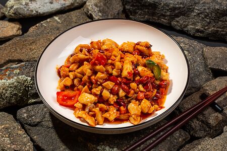 Куриное филе с арахисом в кисло-сладком соусе