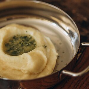 Картофельное пюре с луком криспи и чесночным маслом