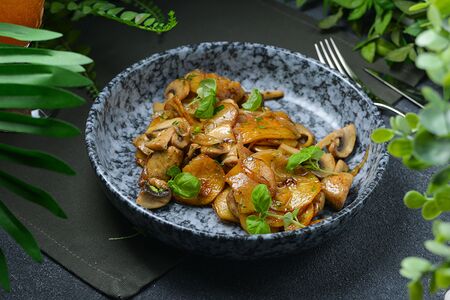 Жареный картофель с грибами
