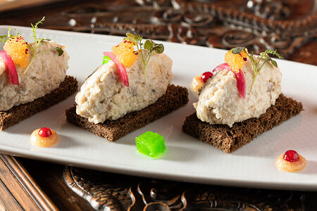 Форшмак из сельди с мятным желе и маринованным луком