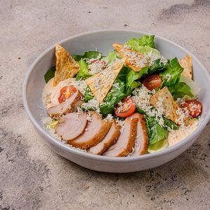 Микс-салат с соусом цезарь, копченым сулугуни и пряной курицей