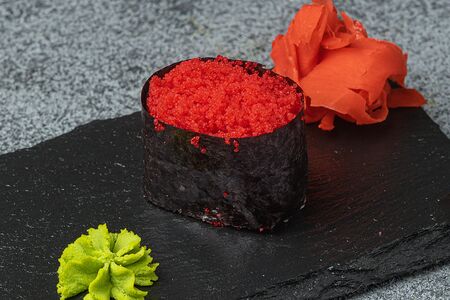 Суши с икрой масаго