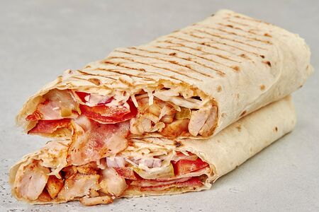 Донер с курицей, беконом и халапеньо