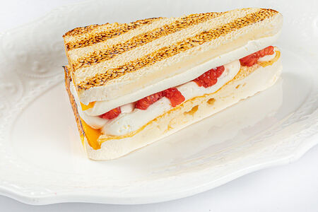 Павлова с манго и клубникой