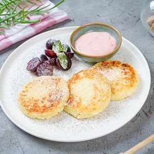Сырники с клубнично-сметанным соусом