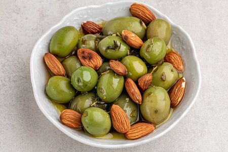 Итальянские маринованные оливки