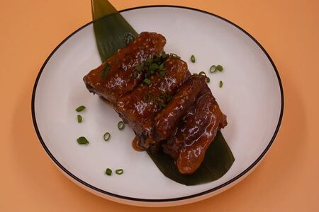 Томленые свиные ребра в кисло-сладкой глазури