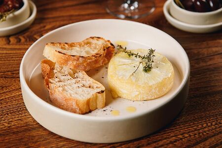 Запеченный камамбер, тимьян, трюфельная паста