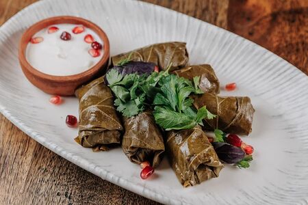 Долма в виноградных листьях