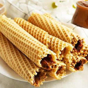 Вафельная трубочка с вареной сгущенкой