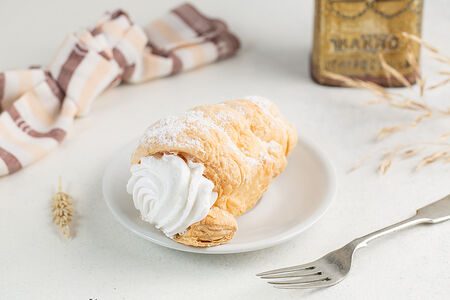 Трубочка с белковым кремом