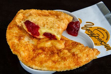 Чебурек с джемом и сливочным сыром