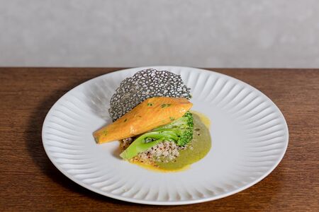 Нерка с зелеными овощами, киноа и имбирным песто