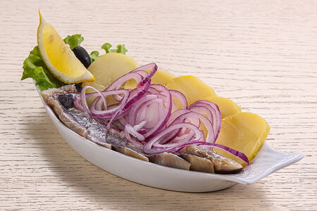 Сельдь с картофелем и красным луком