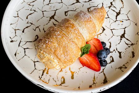 Трубочка с белковым кремом